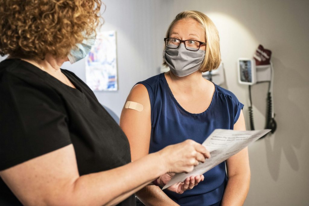 Frau im blauen Tanktop mit schwarz gerahmter Brille